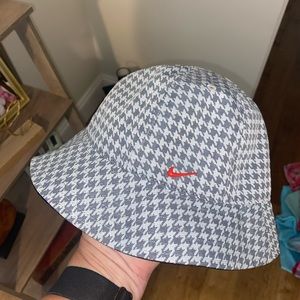 Nike bucket hat. Size S/M Like new.